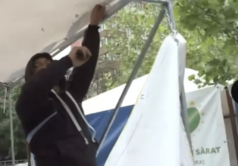 Scandal în Sectorul 3! Poliția Locală s-a certat cu membrii AUR după ce s-a demolat un cort electoral al partidului lui George Simion