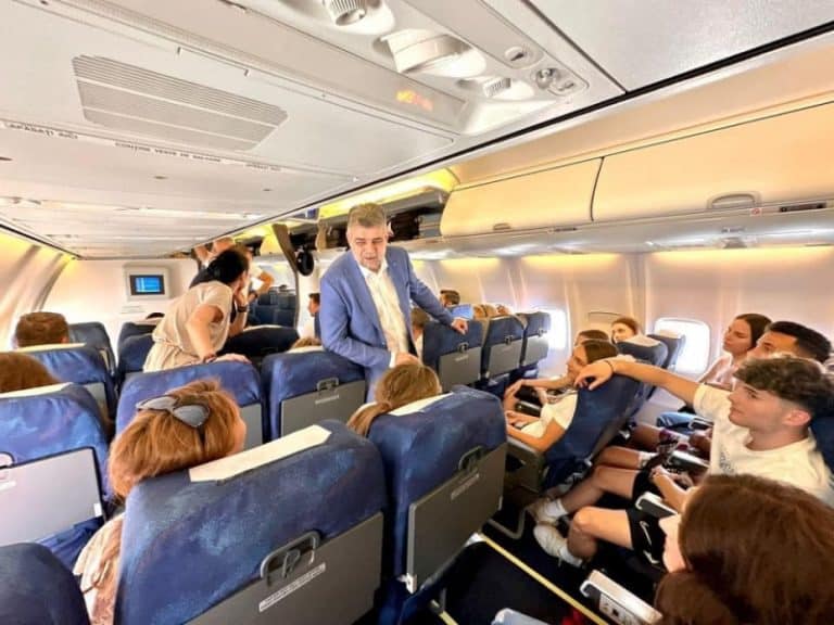 Marcel Ciolacu, imagini din avionul în care se întoarce în țară alături de românii blocați în Dubai