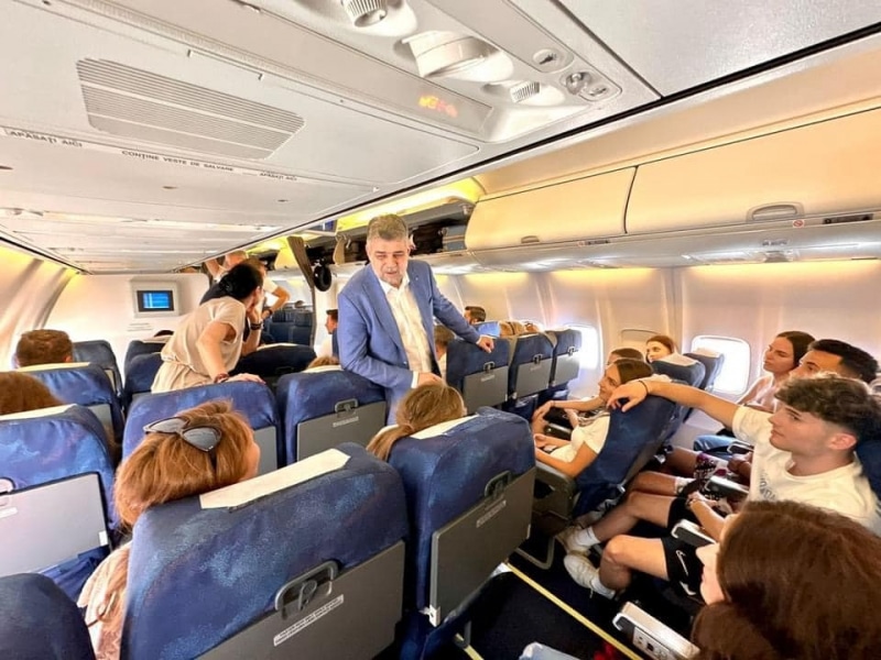 Marcel Ciolacu, imagini din avionul în care se întoarce în țară alături de românii blocați în Dubai