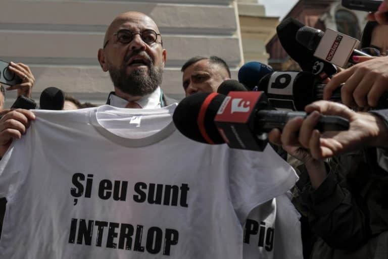 Nicușor Dan și-a făcut un tricou special pentru a-i răspunde lui Piedone/ FOTO