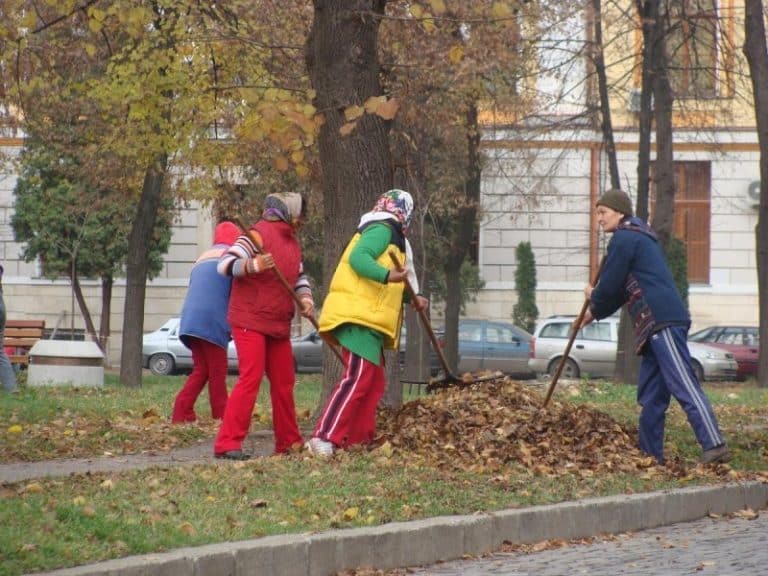 O nouă categorie de români care va plăti la jumătate serviciile publice de apă potabilă și salubrizare