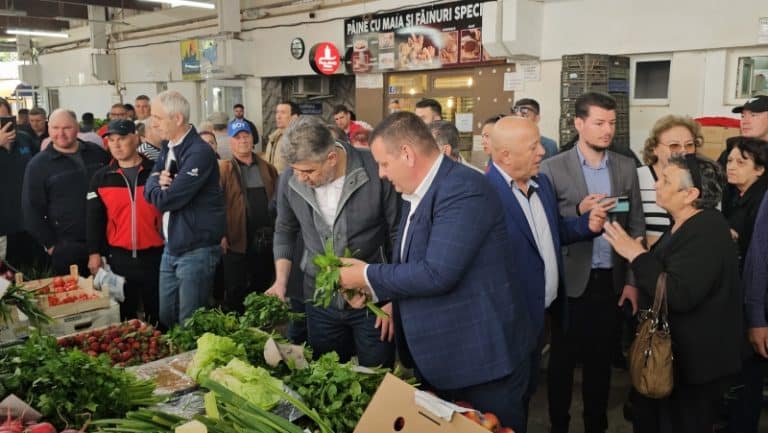 Candidatul PSD la primăria Tulcea, Dragoș Simion, la piață cu Marcel Ciolacu / Ce au cumpărat cei doi