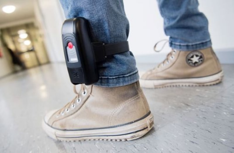 MAI cere introducerea brățărilor electronice pentru arest la domiciliu și control judiciar/ Proiect de lege