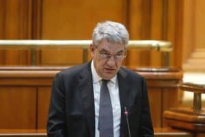 ‘Ne despart multe. Cam greu!’