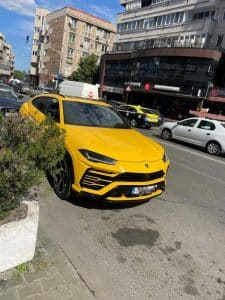 publică fotografii cu Lamborghini-ul de 400.000 de euro cu care a venit la Ploieşti pentru a-şi lansa candidatura
