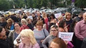 UPDATE / FOTO Angajații Guvernului au ieșit în stradă: protest sub geamul premierului