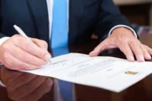 Klaus Iohannis a promulgat legile privind ajutorul pentru fermieri şi agricultori în contextul războiului din Ucraina