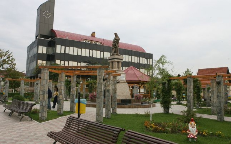 Două persoane reținute pentru o mită