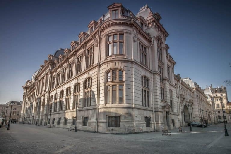 ‘Sunt bizare şi discriminatorii!’ / Proteste la Ministerul Culturii şi în Piaţa Victoriei