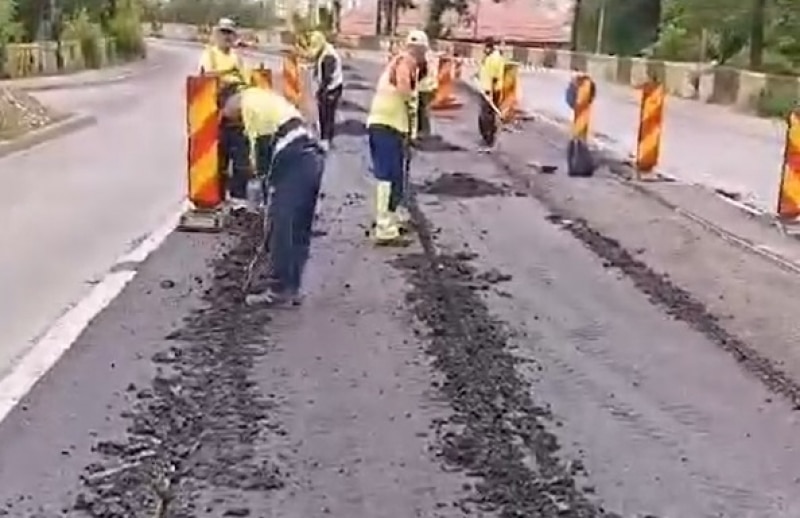 Noaptea minții la Reșița. Au asfaltat pe șinele de tramvai