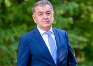 SituaÈie ciudatÄ la PiteÈti: BEJ a eliminat bannerele `SalvaÈi PÄdurea Trivale`, dar materialele colantate ale primarului PSD, Cristian Gentea, sunt permise