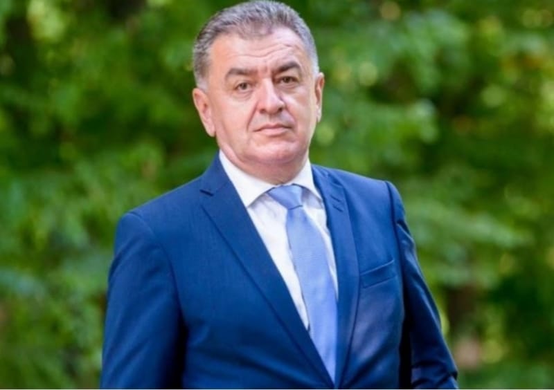 SituaÈie ciudatÄ la PiteÈti: BEJ a eliminat bannerele `SalvaÈi PÄdurea Trivale`, dar materialele colantate ale primarului PSD, Cristian Gentea, sunt permise