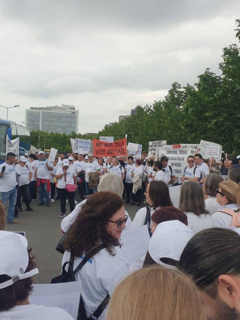 ‘Îl așteptăm / A zis că se grăbește’