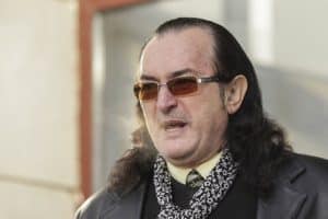 Toți îl susțineți pe Iliescu! Voi i-ați omorât pe ăștia din București