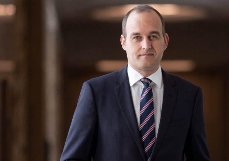 VIDEO Sancţiune maximă pentru Dan Vîlceanu, după ce l-a bătut pe Florin Roman în Parlament