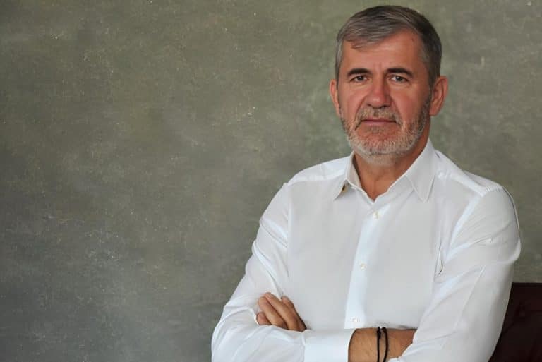 O provoc pe doamna Federovici să vedem care dintre noi știe să scrie mai bine românește. Nu are proprietatea tuturor celor spuse