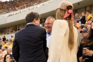 Cum a ajuns Nicușor Dan să bage capul în poza cu Nicolae Ciucă la meciul Generației de Aur de pe Arena Națională