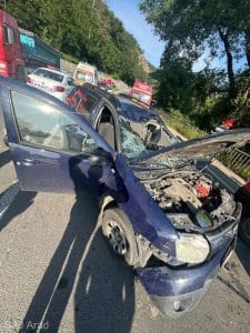 FOTO Scene șocante! Politician PNL, rănit grav după ce un bolovan a căzut de pe versant pe maşina sa