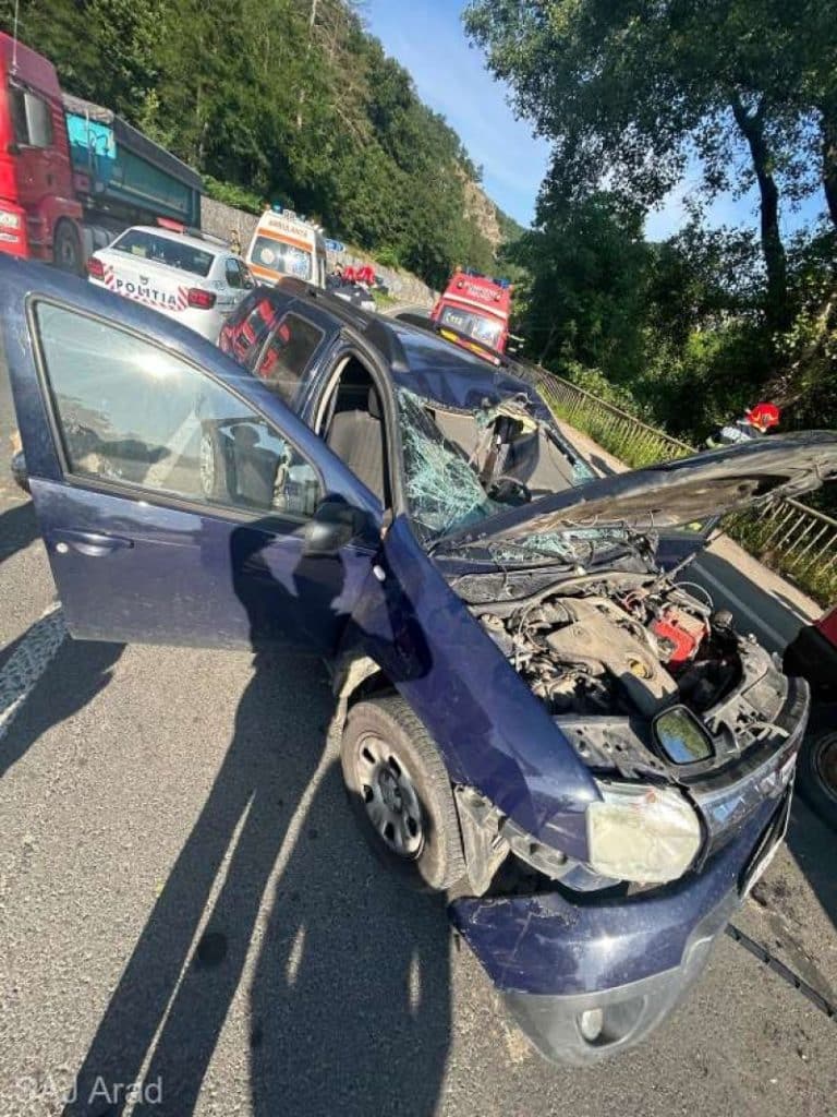 FOTO Scene șocante! Politician PNL, rănit grav după ce un bolovan a căzut de pe versant pe maşina sa