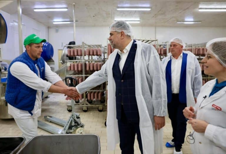 Premierul Ciolacu, vizită la unul dintre cei mai mari producători de mezeluri din România