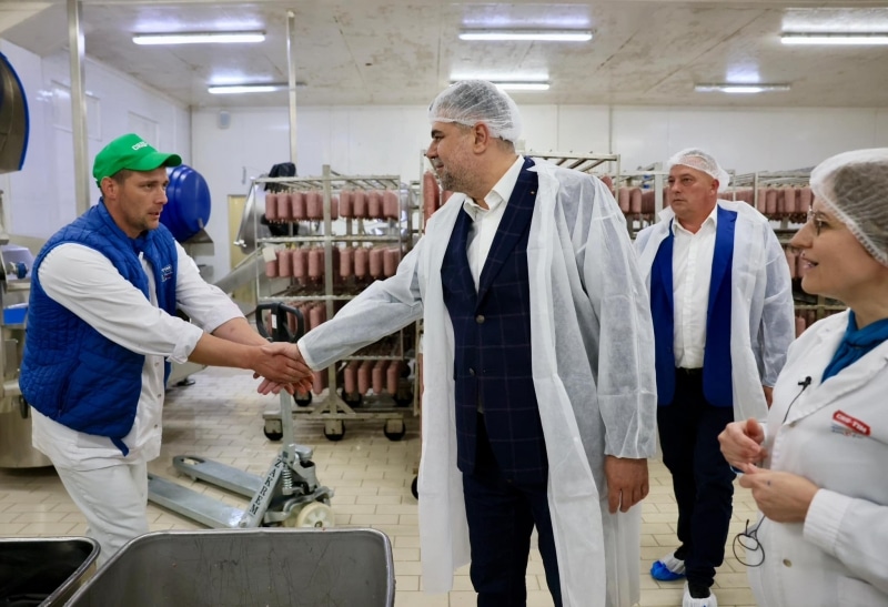 Premierul Ciolacu, vizită la unul dintre cei mai mari producători de mezeluri din România