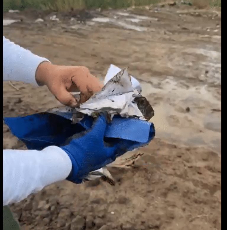 VIDEO FOTO Acte importante ale unei primării, aruncate și incendiate la groapa de gunoi, apoi astupate cu pământ