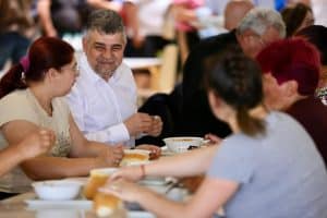 Premierul Ciolacu a vizitat cea mai mare fabrică de mobilă din Maramureș