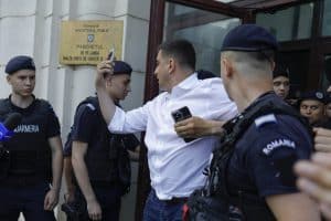 ‘Pentru a-mi cere telefonul înapoi şi pentru a mă scutura, efectiv, de mizeria aruncată’