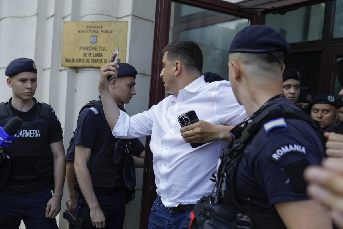 ‘Pentru a-mi cere telefonul înapoi şi pentru a mă scutura, efectiv, de mizeria aruncată’