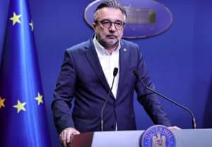 ‘Insistăm pentru că așa ne-am înțeles / Cerem respectarea cuvântului dat’