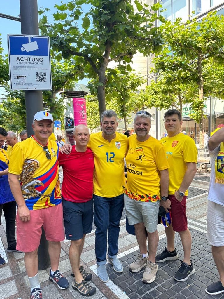 VIDEO Marcel Ciolacu merge la meciul României și face senzație printre suporterii români