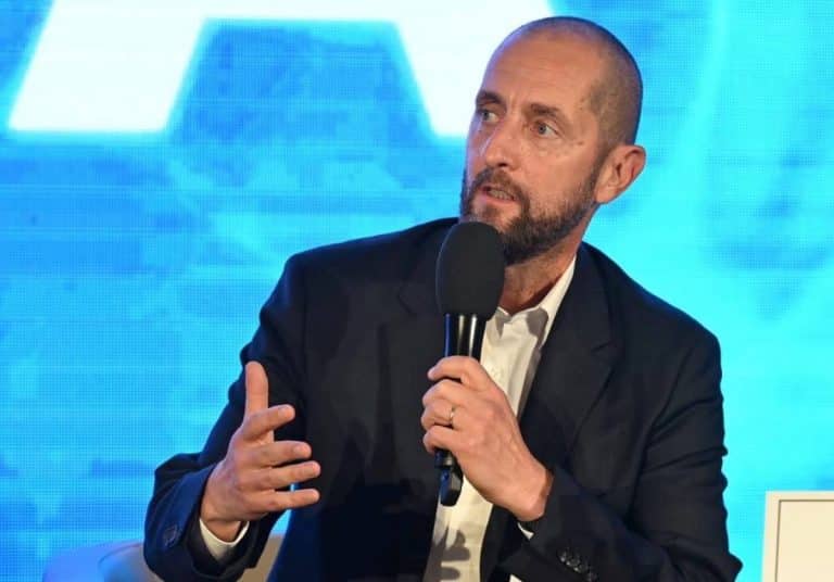 M-am săturat de congresele politicienilor din locațiile de 5 stele. În fabrici, pe șantiere, în ferme, acolo e economia reală