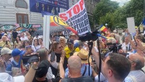 ‘Pentru România se impune un președinte gay / De-aia îi impun pe Lasconi, pe Geoană!’