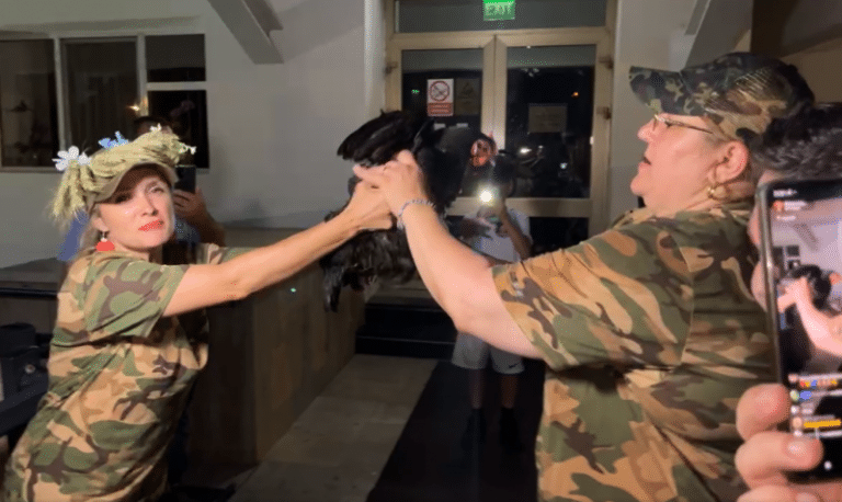 VIDEO Diana Șoșoacă și ‘amazoana’ Amalia Bellantoni, show sinistru cu o găină neagră: ‘Așa se scot dracii’