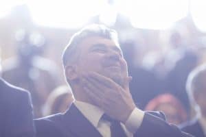 ‘Te ia cu o revoltă’