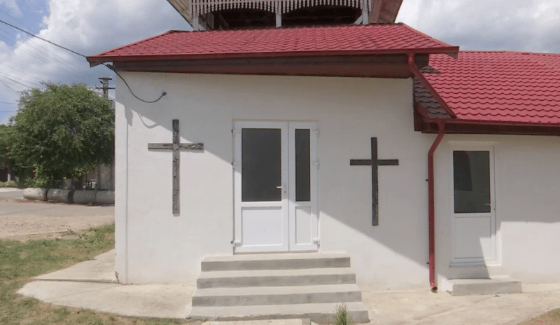 ‘Dumnezeu să-l ierte!’ – Secție de votare, în camera mortuară. În Vrancea, oamenii vor vota, la propriu, cu mortul lângă ei