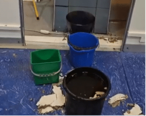 VIDEO Dezastru la BEC: Primele imagini cu inundația, o bucată din tavan a căzut peste mese și calculatoare