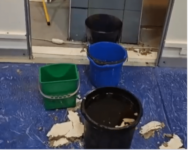 VIDEO Dezastru la BEC: Primele imagini cu inundația, o bucată din tavan a căzut peste mese și calculatoare