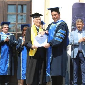 La 89 de ani, un fost primar a absolvit o facultate