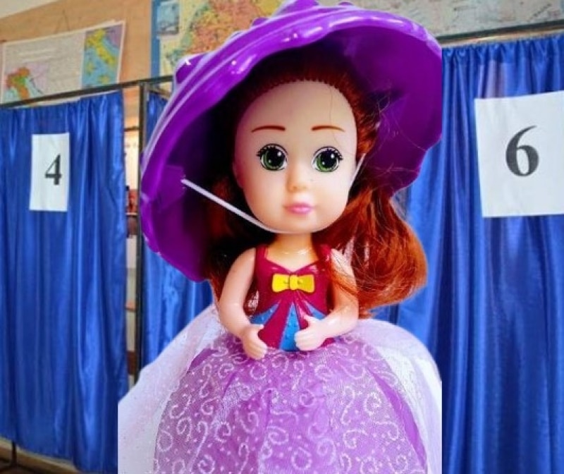 O femeie care vorbea cu o păpușă a încercat să voteze, dar a fost luată de un echipaj medical