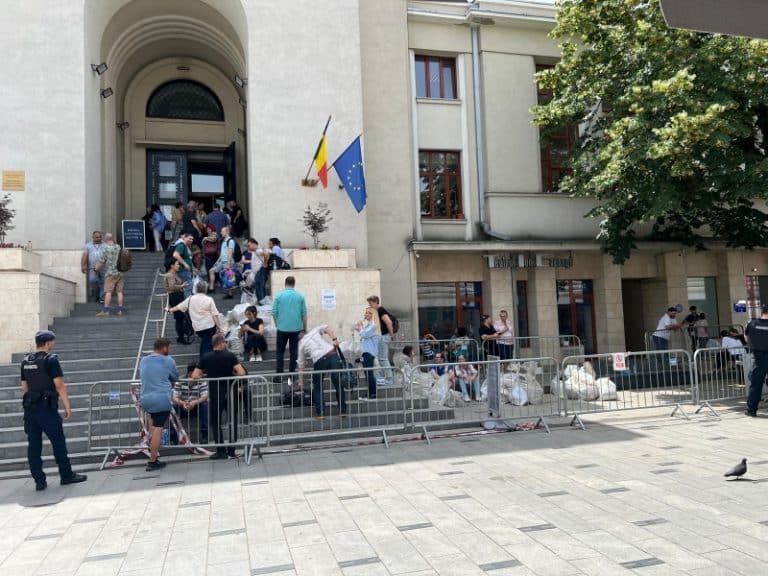 Polițiștii și jandarmii vor păzi cu armele voturile din Sectorul 1: Procesul electoral, suspendat până marţi dimineaţă