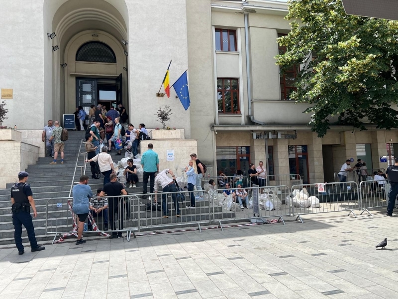 Polițiștii și jandarmii vor păzi cu armele voturile din Sectorul 1: Procesul electoral, suspendat până marţi dimineaţă