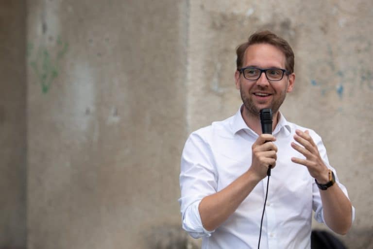 Unul are aere de tehnocrat, altul e marea dragoste a lui Ciolacu