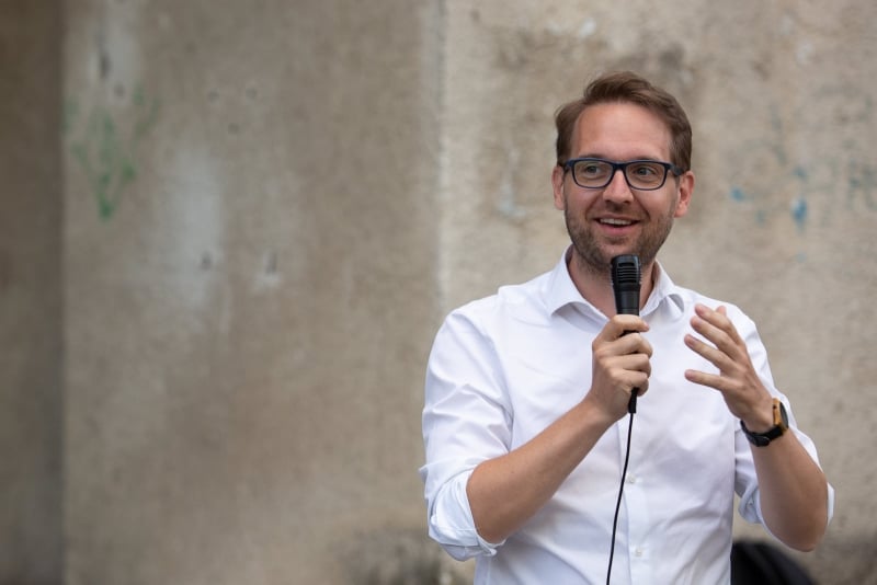 Unul are aere de tehnocrat, altul e marea dragoste a lui Ciolacu