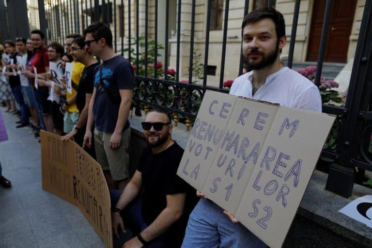 VIDEO Protest USR în fața AEP și în Piața Victoriei