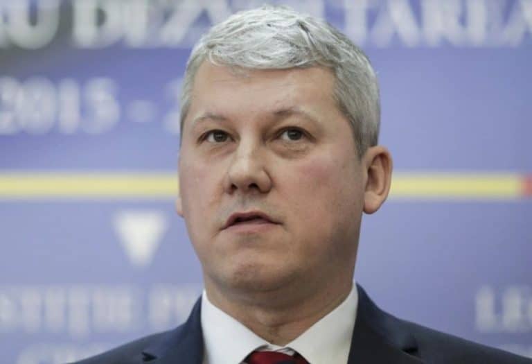 Angajații MAI nu au nici atribuția, nici dreptul să manevreze fizic buletinele de vot