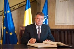 Românii pot ieși mai ușor cu armele de foc în lume. Legea a fost promulgată de Klaus Iohannis, poliția a fost exclusă din schema autorizării călătoriei