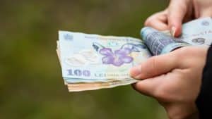 România trece la o nouă formulă de stabilire a salariului minim. Marile schimbări care așteaptă să fie aprobate în Guvern