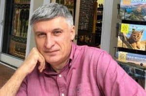 A început cu stângul. Nu are importanță dacă un candidat poartă fustă sau pantaloni