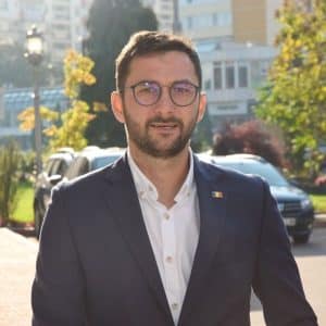 Demis de liberali și învins de PSD, primarul din Piatra Neamț dă partidul în judecată!